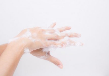 Billede af kvinde der vasker hænder